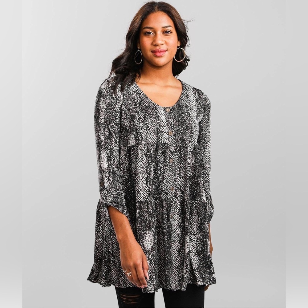 NWT Charmed Hearts babydoll tunic top tiered grey snake-print size large.